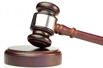 Pubblicazione e deposito della sentenza - Coincidenza - Momento identificativo - Conseguenze - Impropria scissione con apposizione di distinte date in calce alla sentenza - Conseguenze - Accertamento del giudice ed onere della parte.
