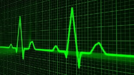Il certificato medico che attesti il ricovero dell’imputato cardiopatico non sempre è sufficiente per l’accoglimento, da parte del giudice di merito, della richiesta di rinvio dell’udienza per legittimo impedimento dell’imputato a comparire.