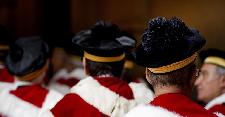Presidente di Corte di Assise deliberava sentenza di condanna alla pena dell’ergastolo omettendo di verificare, per negligenza inescusabile, che alla suddetta deliberazione concorressero, in virtù del principio di immutabilità, tutti i giudici popolari (effettivi ed aggregati) che avevano partecipato ab inizio, al dibattimento.-