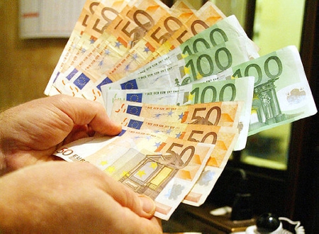 Tre dipendenti postali prelevano danaro da un libretto di una cliente.