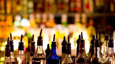 Per quasi 1 anno ogni giorno si presentava in un bar, con fare intimidatorio, minaccioso ed aggressivo e ottenendo sempre di bere alcolici senza pagare.