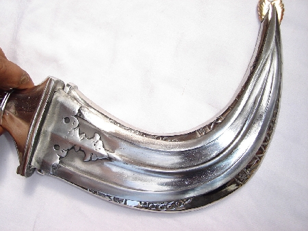Indiano Sikh va in giro portando con sé il tradizionale pugnale Kirpan. Irrilevante il richiamo alla tradizione religiosa. Confermata in via definitiva la sua condanna a pagare 2000 euro di ammenda.