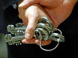 Depenalizzazione a norma della legge 28 aprile 2014, n. 67 – denunciata esclusione dei reati puniti con la sola pena della multa e dell’ammenda previsti dal codice penale[in particolare del reato di cui all’art. 392 cod. pen.] – applicabilità delle sanzioni amministrative alle violazioni anteriormente commesse – inammissibilità.