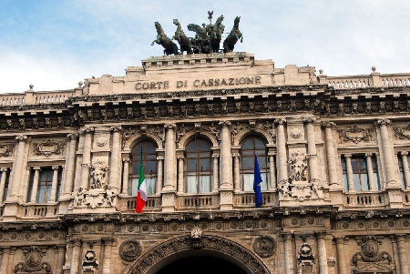 Indagati per concorso nel reato: l’impugnazione di uno può giovare anche agli altri.