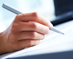 Clausola attributiva di competenza – Clausola di proroga di competenza contenuta in un contratto concluso tra due società – Azione di risarcimento – Responsabilità solidale dei rappresentanti di una di dette società per atti illeciti – Invocabilità della suddetta clausola da parte di tali rappresentanti.