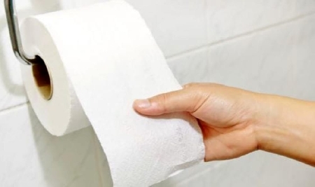Tenta di rubare un dispenser di sapone liquido, la carta igienica e le salviette asciugamani nel bagno dell'autogrill. Scoperta viene fermata e denunziata.
