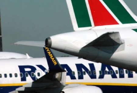Seduta in aereo viene palpeggiata dal vicino passeggero. E' violenza sessuale.