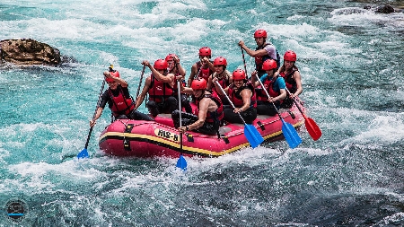 Rafting: una donna si lancia da un ponte in un torrente, dietro incitamento dell...