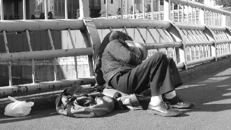 Palermo. Clochard si accampa in strada con i propri cani. Il Sindaco aveva emesso ordinanza antibivacco.