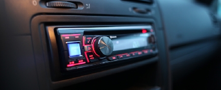 Ladro di un'autoradio installata a bordo di autocarro parcheggiato. Inseguito e fermato con la refurtiva in mano.
