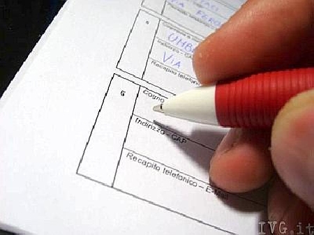 Il consigliere provinciale che autentica le firme per la pres...