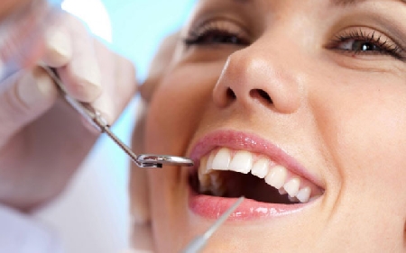 Frode in commercio non applicabile tra medico dentista e paziente. Ad uomo viene impiantata dal dentista una protesi di resina al posto di quella concordata in ceramica.-