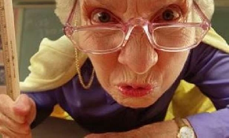 Maestra condannata perchè sistematicamente lanciava oggetti c...