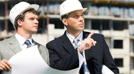 Un uomo dichiara falsamente al giudice di pace, nel verbale di asseveramento di perizia tecnica, di essere un ingegnere iscritto all’Albo, ma non era vero.