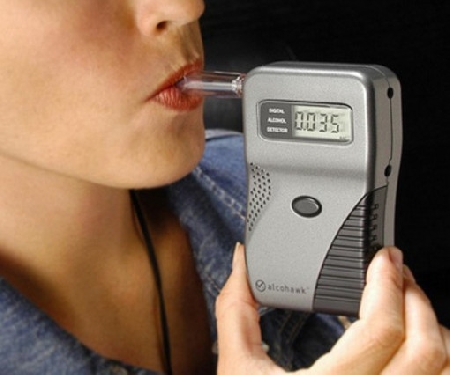 Automobilista rifiuta di sottoporsi all'alcool test. Condannato in primo e secondo grado, viene ritenuta la non punibilità in Cassazione.