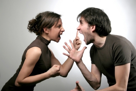 Obbligare il coniuge a discutere per 2 ore integra il reato di violenza privata. prende la moglie per un braccio, la porta in una stanza e chiude a chiave la porta, per obbligarla a discutere per due ore di questioni familiari.