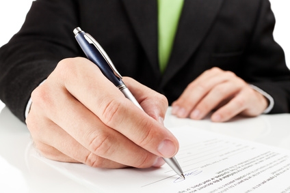 Contratto di credito concluso in una valuta estera – Rischio di cambio interamente a carico del consumatore – Significativo squilibrio dei diritti e degli obblighi delle parti derivanti dal contratto – Momento in cui lo squilibrio deve essere valutato – Portata della nozione di clausole “formulate in modo chiaro e comprensibile” – Livello d’informazione che deve essere fornito dalla banca.