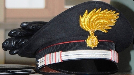 Comandante Stazione dei Carabinieri riscontra durante un controllo su strada un’autovettura priva di assicurazione RCA obbligatoria e  ometteva intenzionalmente di contravvenzionarlo procurandogli un ingiusto vantaggio patrimoniale.