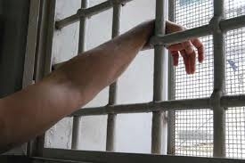 Inumana detenzione. Convivere forzatamente con gli altri detenuti è circostanza sufficiente per chiedere il risarcimento?