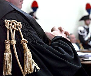 Magistrato indagato per avere ricevuto, secondo l'accusa,  stoviglie, utilizzo gratuito di un immobile e intermediazione per acquisto di un'autovettura da un pregiudicato. Poi avrebbe ricevuto per l'accusa, da diverso soggetto, un personal computer ed un prestito di un furgone. La contropartita delle due condotte contestate, sarebbe consistita rispettivamente nel porsi, quale magistrato, al servizio del pregiudicato e nel favorire l'altro soggetto in alcuni procedimenti penali (uno dei quali si era concluso con l'assoluzione dello stesso).