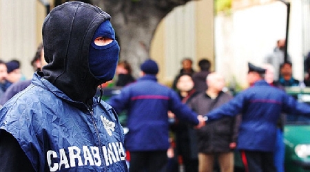 I carabinieri in un bliz cercano un criminale, ma sbagliano appartamento. Spetta un risarcimento alla copia spaventata?