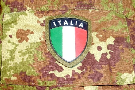 Ufficiale dell'esercito italiano addetto al parco auto della caserma sollecitato...