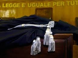 I praticanti avvocati non possono essere nominati difensori d’ufficio.
