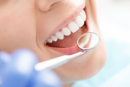 Falso direttore sanitario di uno studio dentistico privo delle necessarie abilitazioni, si qualifica odontoiatra in una dichiarazione indirizzata alla ASL, in concorso con un odontotecnico.-