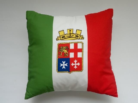 Un ufficiale della marina, mentre si trova in discoteca, instaura un colloquio c...