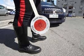 Si da alla fuga una volta accompagnato presso la Volante dei Carabinieri per la formale identificazione e reagisce con forza spintonando il militare che lo aveva bloccato, per riprendere la fuga, prima di essere definitivamente fermato dall'intervento congiunto di due Carabinieri.