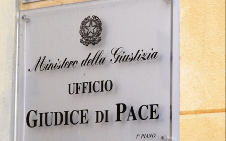 La causa di esclusione della punibilità per particolare tenuità del fatto, prevista dall'art. 131-bis cod. pen., non è applicabile nei procedimenti relativi a reati di competenza del giudice di pace.
