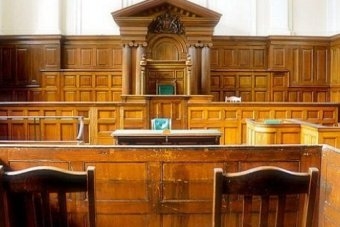 Trapani. Intralcio alla giustizia. Poco prima dell'udienza avvicina la teste  minacciandola e le chiede di deporre il falso al fine di favorire l'imputata.