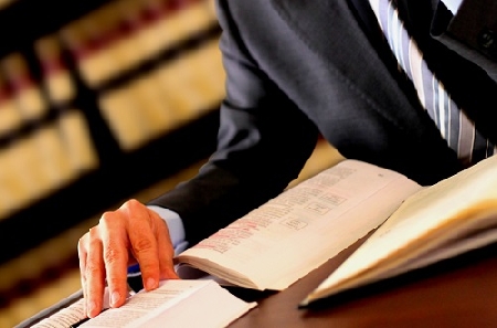 Falso ideologico per il praticante che per iscriversi al registro dei praticanti avvocati dichiara all'Ordine di non averecarichi pendenti, mentre ha due processi pendenti.-