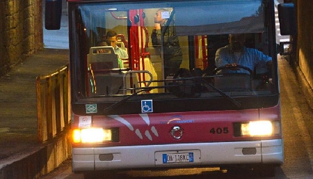 Trovato sul bus senza biglietto: da false generalità al controllore.