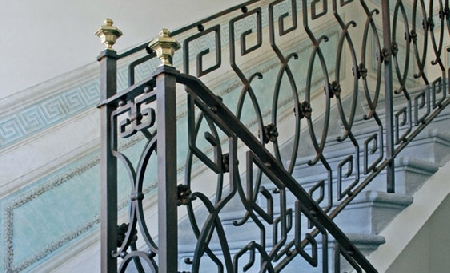 Realizza un manufatto in ferro e lamiere coibentate in area sottoposta a vincolo paesaggistico senza la prescritta autorizzazione.