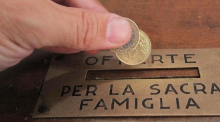 Tentano di rubare - con del nastro biadesivo - le monete contenute nelle cassette per le offerte votive della Chiesa della  Misericordia di Viareggio.