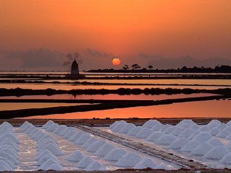 Stagnone di Marsala. Gestore di stabilimento balneare non ottempera all'obbligo di rimuovere le opere e ripristinare lo stato dei luoghi al  termine della stagione estiva 2014 e di ogni successiva stagione estiva fino a 2017.