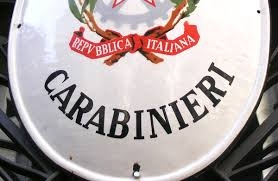 In tema di evasione, deve ritenersi insussistente il dolo nella condotta di colui che, trovandosi agli arresti domiciliari presso la propria abitazione, se ne allontani per recarsi, per la via più diretta, alla stazione dei Carabinieri.