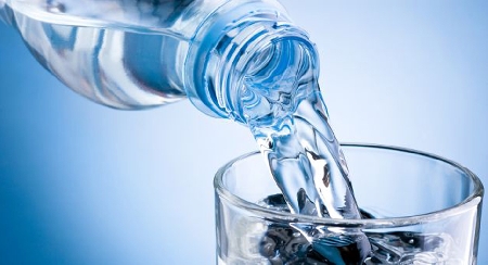 Chi pone bottiglie d’acqua, destinate alla vendita, esposte al sole commette reato.