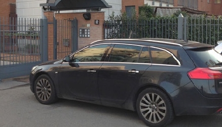 Anche senza atti violenti è violenza privata se l'autore interpone l'auto davanti al cancello impedendo la movimentazione di quella della vittima e staziona ai lati del cancello.