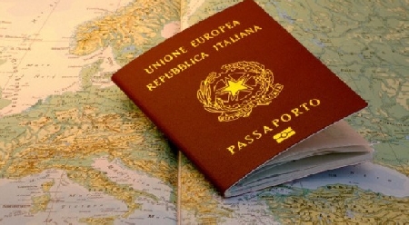 E' illecito ritirare o negare il passaporto ad un padre perchè non paga gli alimenti ai figli.