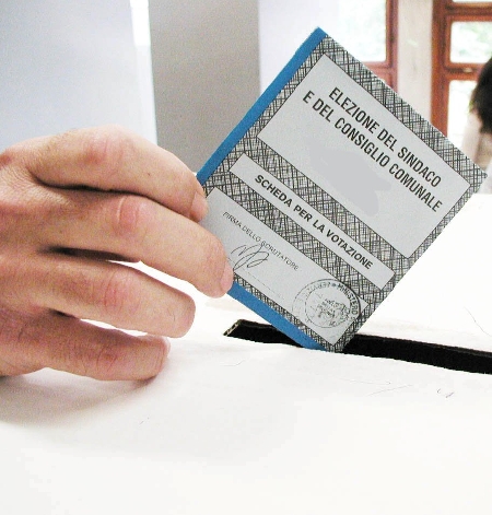 Chi viene condannato per un reato elettorale non può più votare, anche se ha avuto concessa la sospensione condizionale della pena.