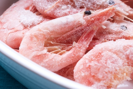 La detenzione nella cucina di un ristorante di prodotti congelati o surgelati, senza che nel menu sia indicata tale caratteristica, integra il reato di tentata frode in commercio, poiché si tratta di una condotta idonea a consegnare al cliente un prodotto diverso, per qualità, da quello dichiarato.