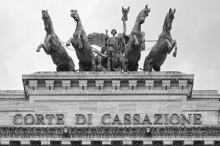 Condannato l’autista di un autobus per aver colposamente cagionato lesioni ad un passeggero chiudendo le ante del bus, così provocandone la caduta ed il successivo schiacciamento con le ruote gemellari del mezzo
