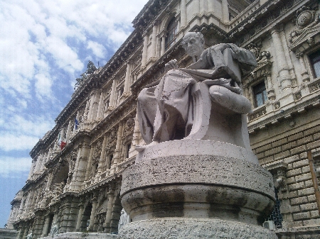 Resistenza pubblico ufficiale.