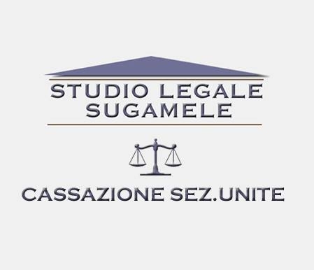 In tema di prescrizione, in relazione ai reati divenuti perseguibili a querela per effetto del d.lgs. 10 aprile 2018, n. 36, durante il tempo necessario all'espletamento della procedura di informativa alla persona offesa della facoltà di proporre querela, prevista dalla disciplina transitoria di cui all'art. 12, comma 2, del predetto decreto, non opera la sospensione del corso della prescrizione del reato, non potendo gravare sull'imputato l'impiego di un termine per consentire alla persona offesa di esprimersi, con la possibilità di far proseguire il processo pendente. (Dichiara inammissibile, App. Catania, 30/11/2017)