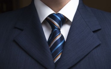 Integra il reato di falsità ideologica in atto pubblico (art. 479 cod. pen.) la condotta del difensore che documenta e poi utilizza processualmente le informazioni delle persone in grado di riferire circostanze utili alla attività investigativa, verbalizzate in modo incompleto o non fedele, in quanto l'atto ha la stessa natura e gli stessi effetti processuali del corrispondente verbale redatto dal pubblico ministero