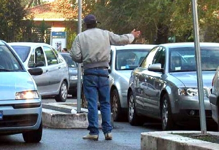 Parcheggiatore abusivo che per farsi pagare minaccia danni alle auto.