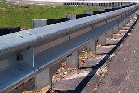 Con il proprio motociclo urta il guard-rail che era montato al contrario, con...
