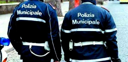 Festa del Patrono. Il comandante della polizia municipale commette abuso di ufficio se procura ad un ambulante sprovvisto di autorizzazione un ingiusto vantaggio patrimoniale consistito nel libero svolgimento dell'attività e nell'ingiusto risparmio delle sanzioni amministrative.